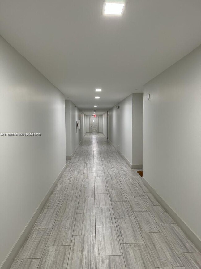 Building Photo - 303 Racquet Club Rd