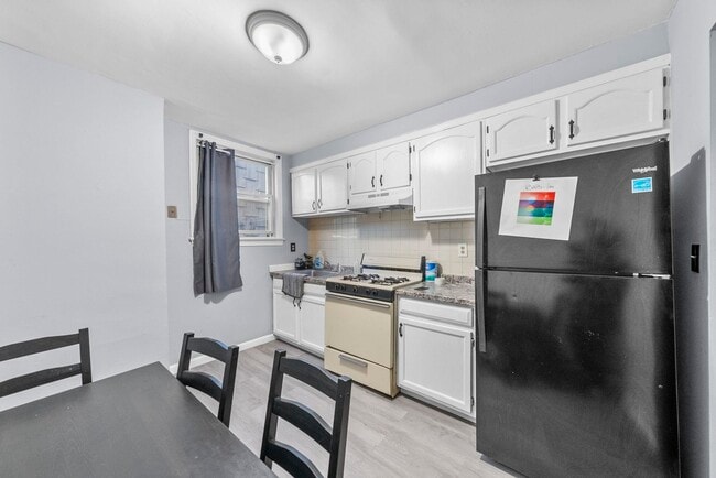 Building Photo - 146 Bowers St