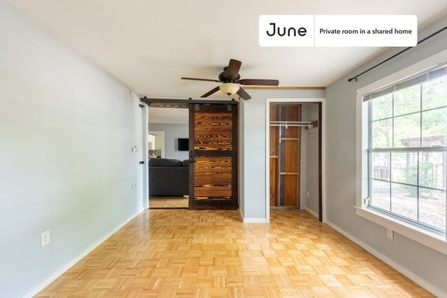 Building Photo - Room in Shared 3 bed/2 bath home