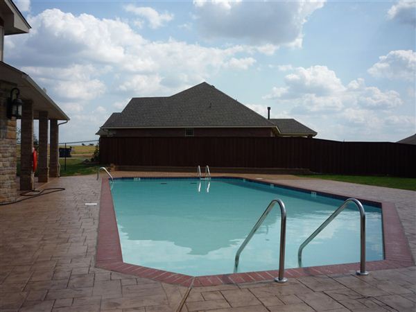 Building Photo - 15817 Carriage House Rd