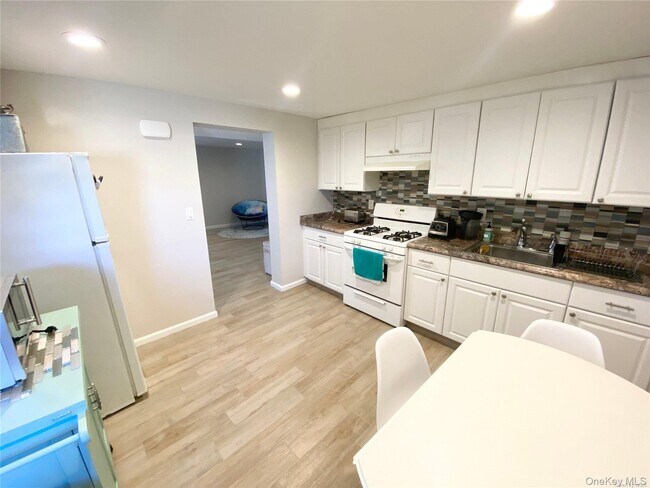 Foto del edificio - 255 Roosevelt Blvd