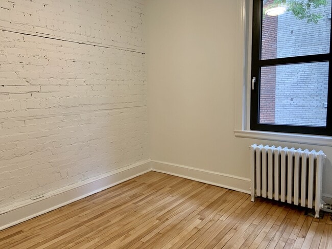 Building Photo - 2050 Av. Claremont