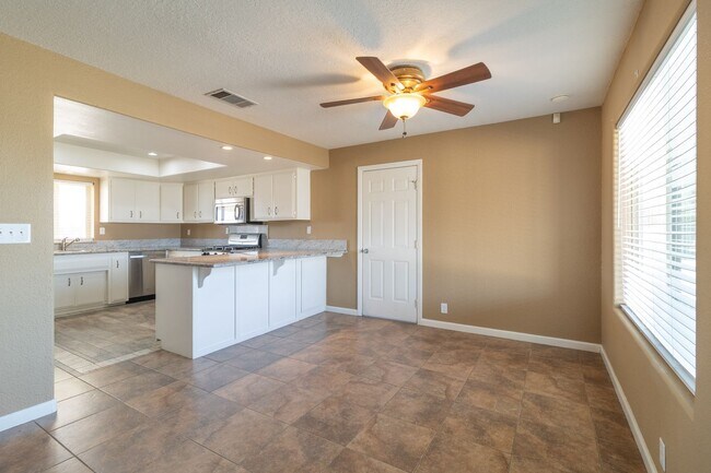 Foto del edificio - 21148 Rosewood St