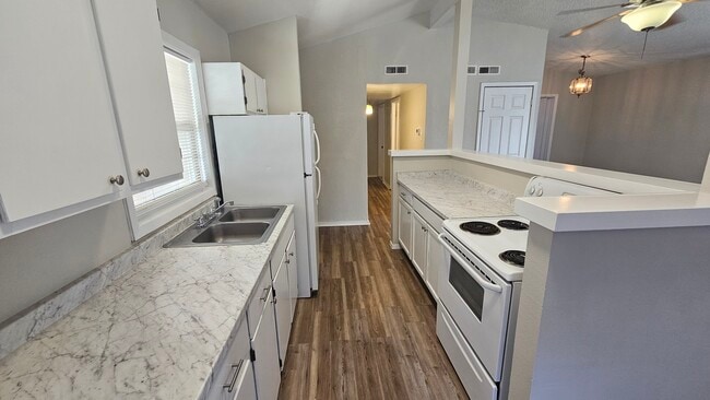 Building Photo - 1006 S Plains Park Dr
