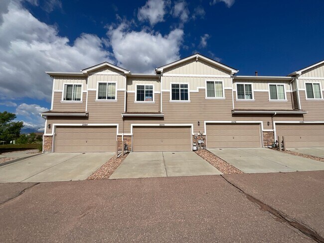 Building Photo - 3 Bedroom Townhome Available Near Constitu...
