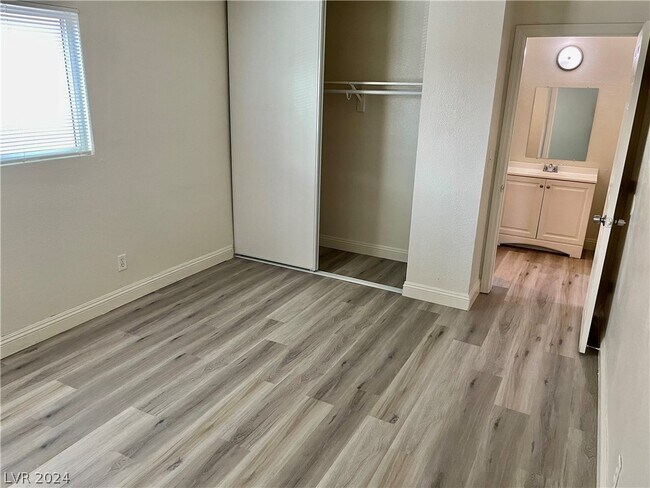 Foto del edificio - 5195 Gray Ln