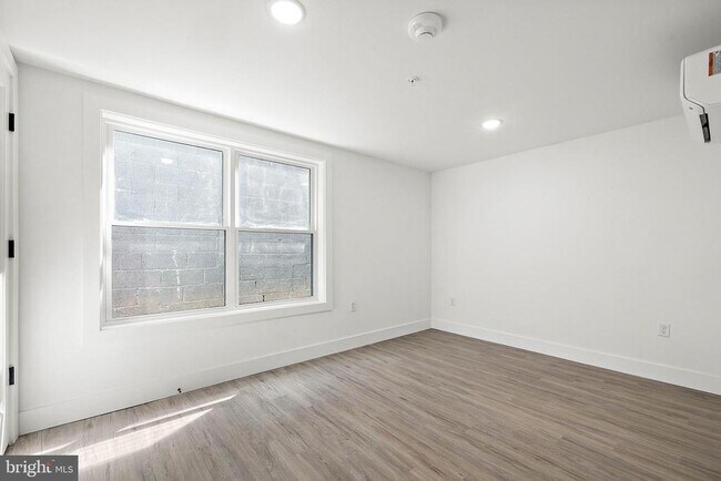 Building Photo - 15 W Girard St