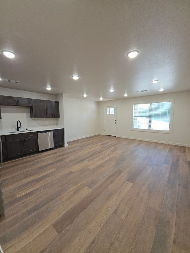 Building Photo - 703 W 12th St