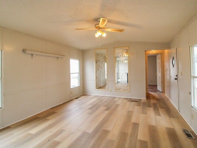 Building Photo - Enjoy peaceful country living near Pulaski...