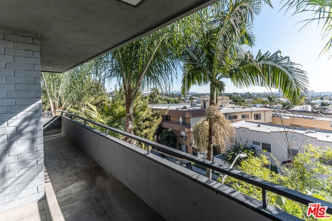 Foto del edificio - 8401 Fountain Ave