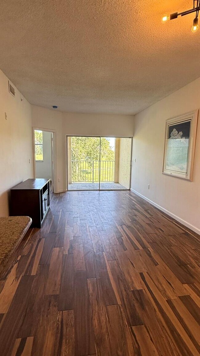 Foto del edificio - 2080 Greenview Shores Blvd