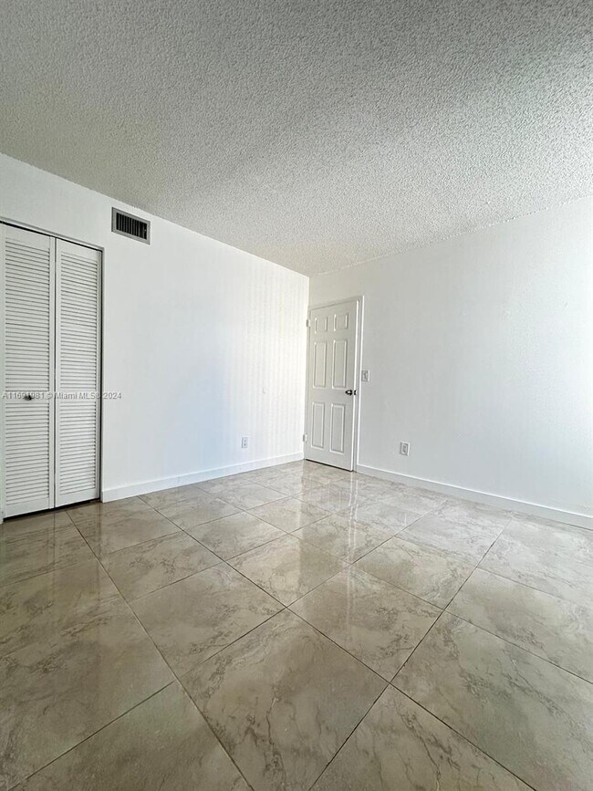 Foto del edificio - 2000 NE 135th St