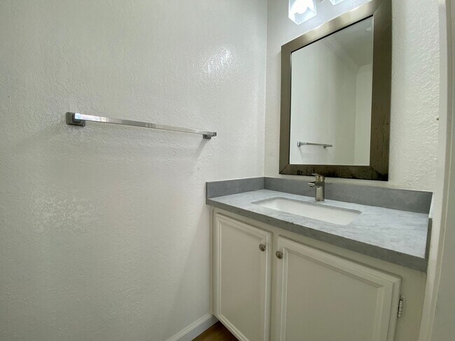 Foto del edificio - Newly Renovated Condo with NEW KITCHEN! - ...