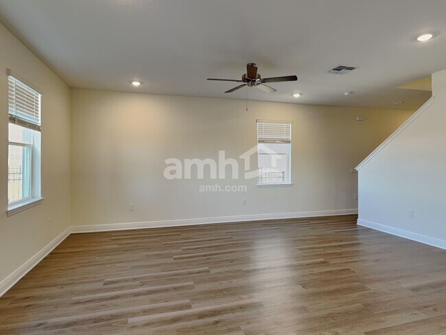 Foto del edificio - 5946 Sycamore Pl St