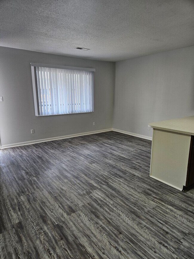Foto del edificio - 1 BR 1 Bath at Green Valley Apartments