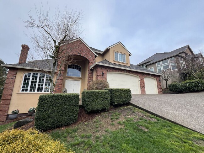 Foto del edificio - Executive-Style Northwest Heights Home with Forest Views and Refined Architectural Details
