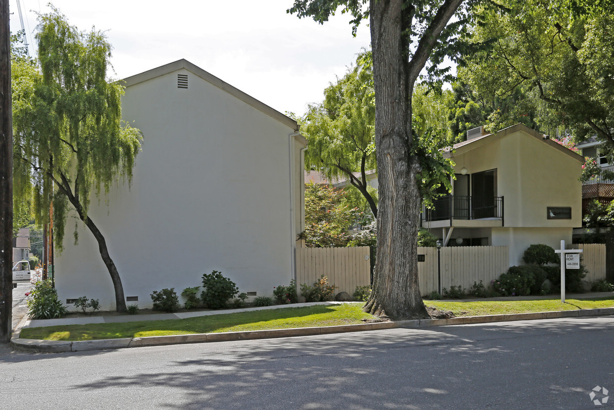 Building Photo - Quail Court