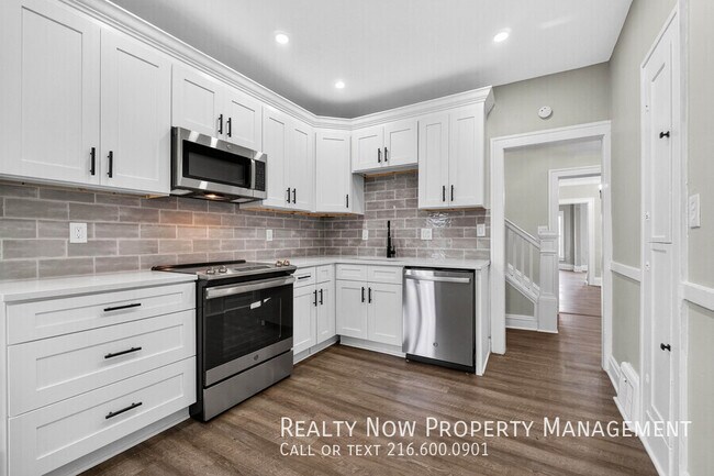 Building Photo - 3490 Raymont Blvd