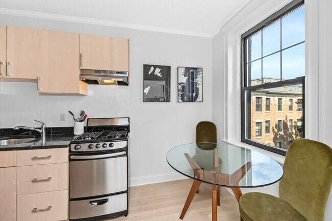 Building Photo - 118 Riverway St