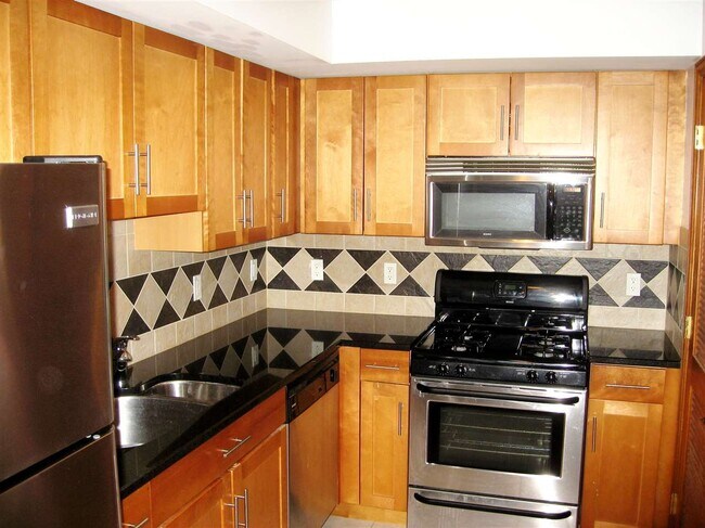 Building Photo - 112 63rd St