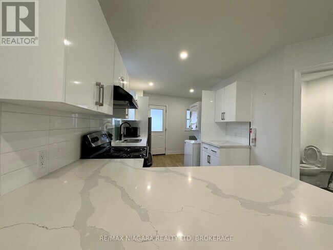 Photo du bâtiment - 6065 Main St