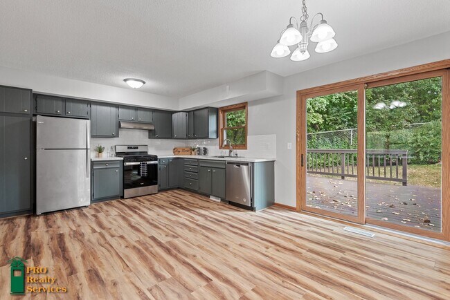 Foto del edificio - 4 Bedroom Home **No Rent Charged for Janua...