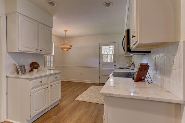 Building Photo - 3047 Newmarket Dr