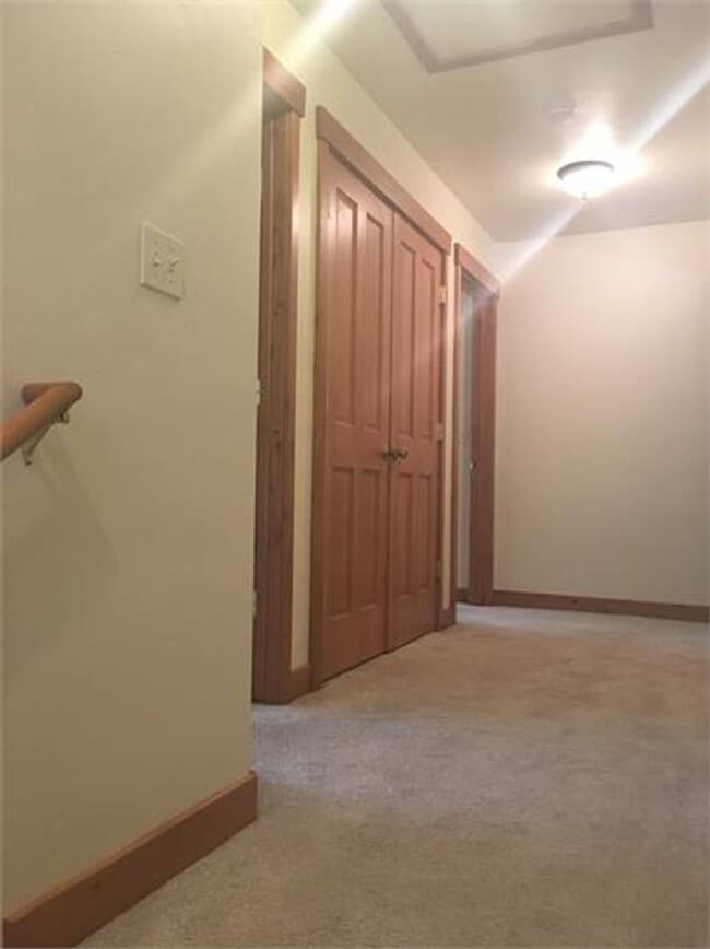 Building Photo - Spacious 3-Bed Townhome in West Glenwood