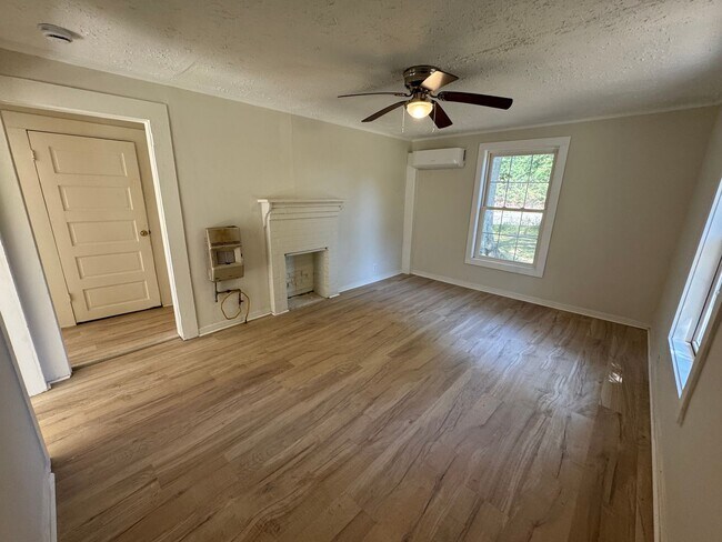 Foto del edificio - Renovated 3/1 House in North Rome- $1,295