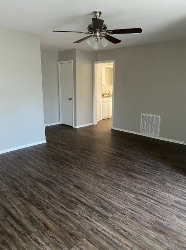 Foto del edificio - Charming 3-Bed, 2-Bath OKC Home with Fenced Yard & Garage!