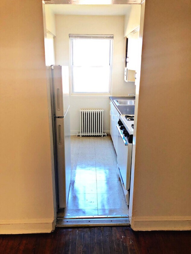 Kitchen - 102 Schuyler Rd