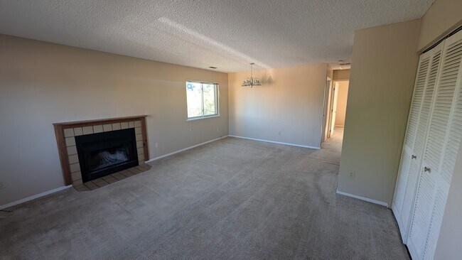Sala de estar y comedor - 6690 Pahokee Ct
