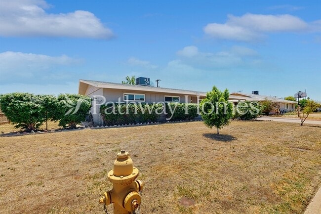 Building Photo - 3001 W Sierra Vista Dr