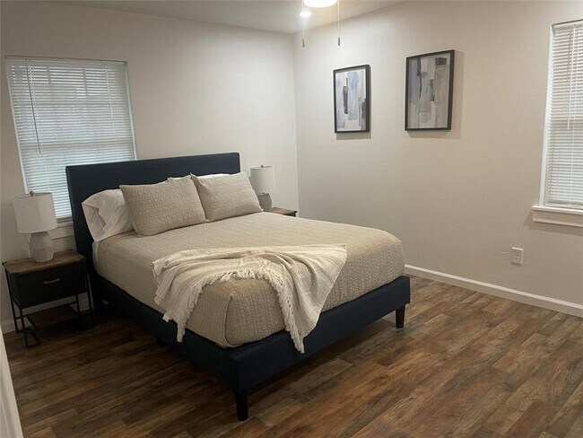 Foto del edificio - 1713 Spur Ln