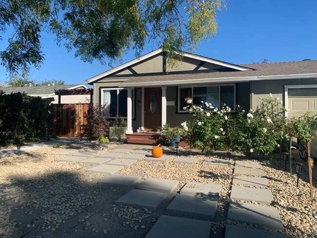 Building Photo - 806 Coyote St