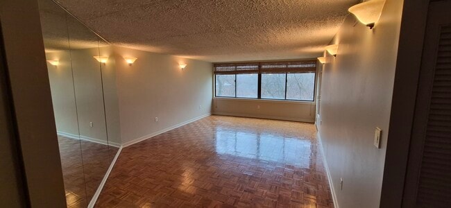 Spacious Living and Dining Room - 19 Rock Hill Rd Apartment