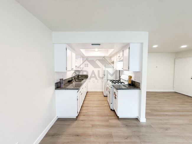 Building Photo - 15000 Burbank Blvd