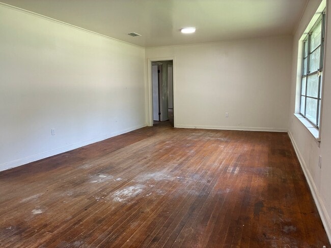 Foto del edificio - 301 W College Ave