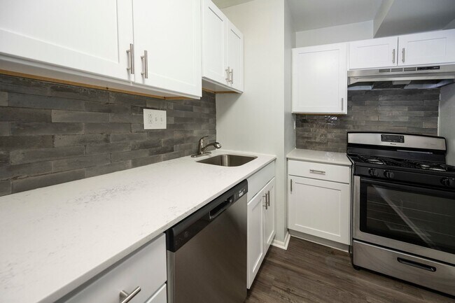 Foto del edificio - Tomlinson Court Apartments