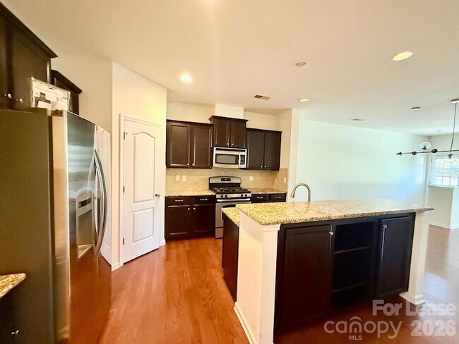 Foto del edificio - 7021 Broughton Ln
