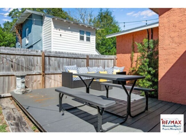 Building Photo - Wonderful Pensacola Cottage!  Half off the...