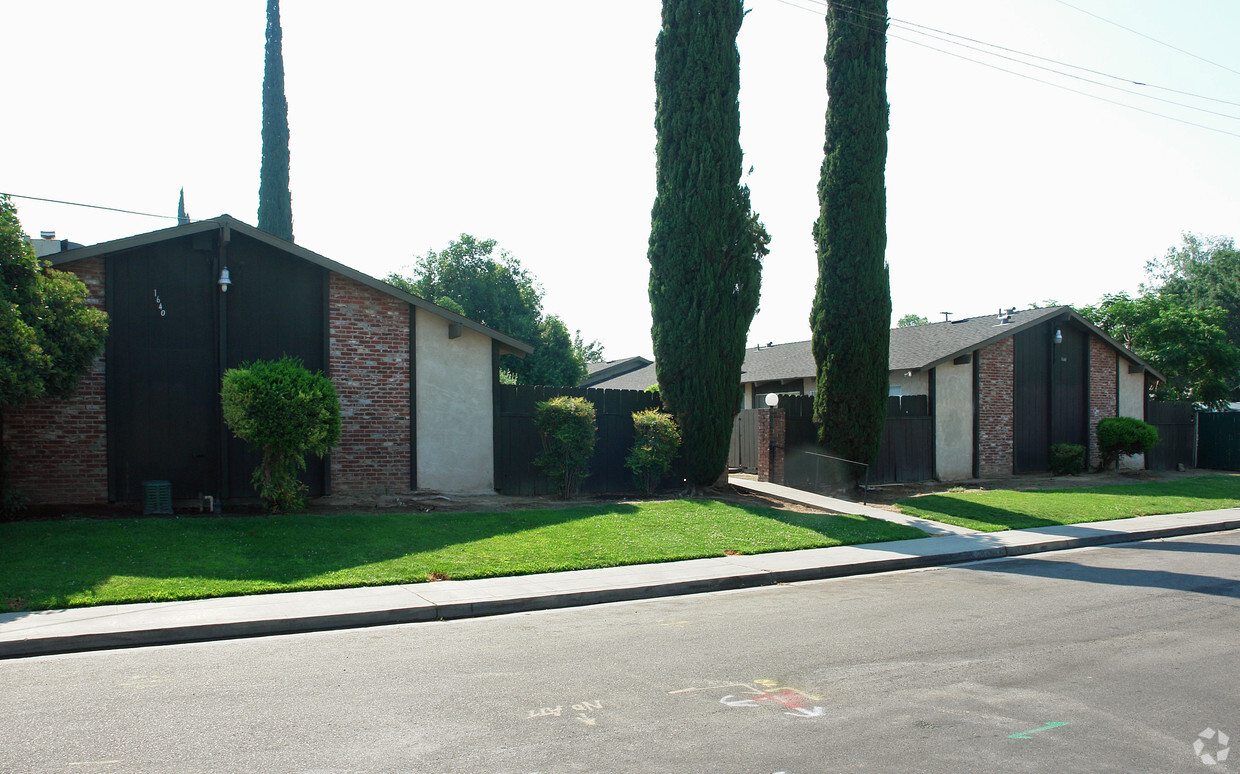 Building Photo - Brooks Villa Apartments