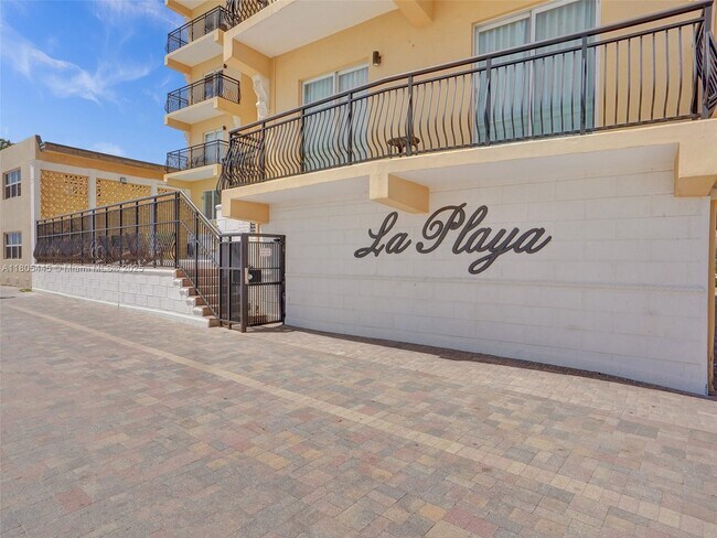 Foto del edificio - 1815 N Surf Rd