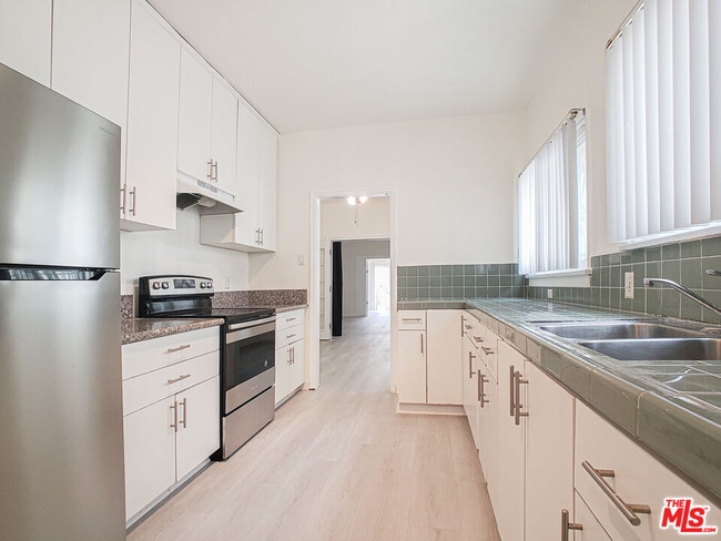 Building Photo - 336 S Wilton Pl