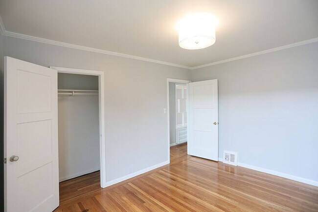 Building Photo - Light Filled Top Flr 2BR/1BA, Hardwood Flo...