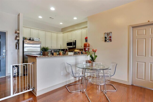 Foto del edificio - 7400 River Rd