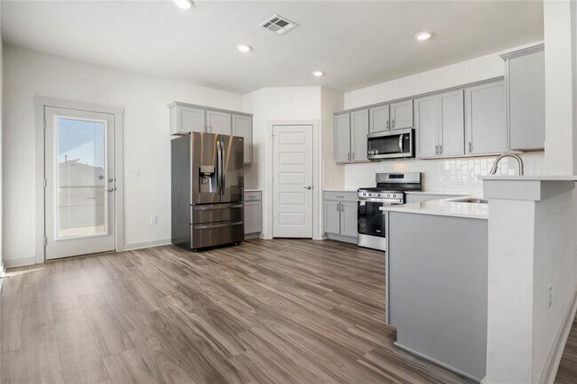 Foto del edificio - 8006 Linda Michelle Ln