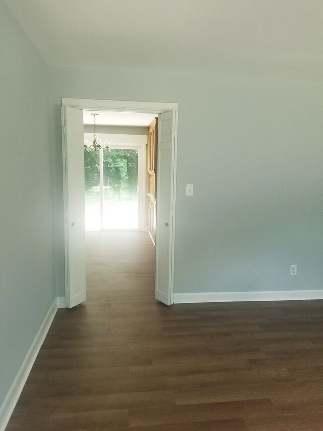 Foto del edificio - Newly Renovated Brick 4 Bedroom House in t...