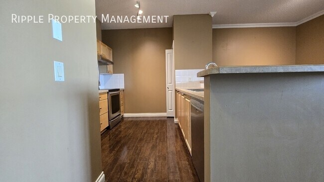 Photo du bâtiment - Modern 2 Beds, 1.5 Baths Apartment/Condo |...