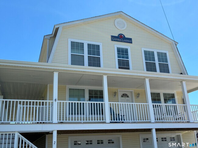Foto del edificio - 2 Buckingham Ave